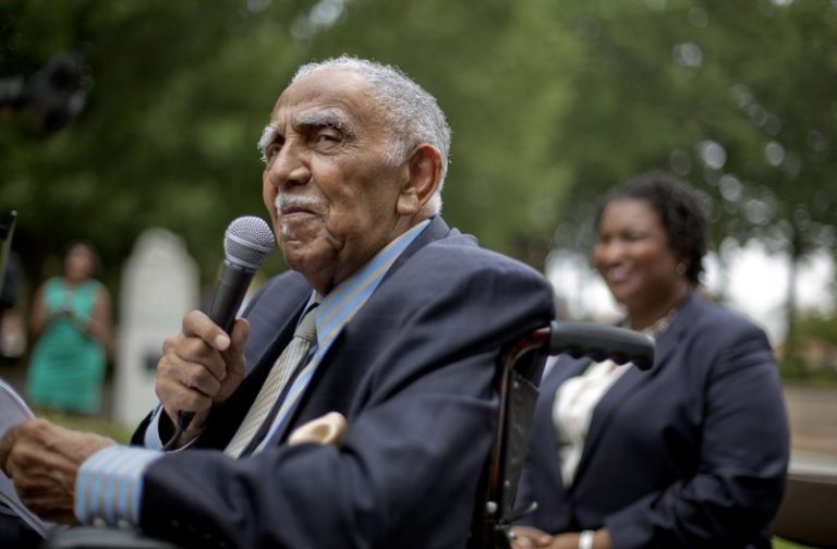 Civil rights leader dies at 98