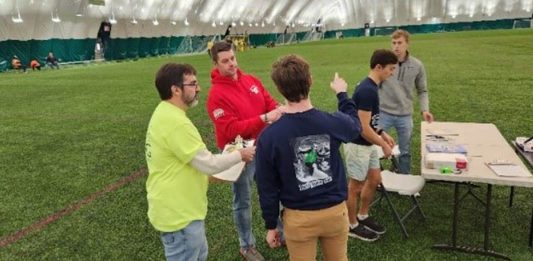 Duo’s paper airplane seizes Guinness World Records status