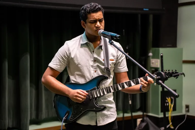 Phi Iota Alpha fraternity hosts third annual José Martí Open Mic Night